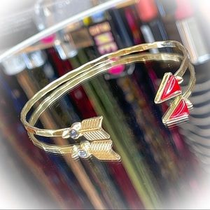 💕Beautiful Gold Tone Hammered Arrow Bracelet💕